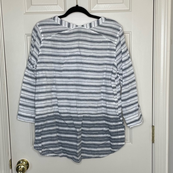 Eddie Bauer lightweight v-neck linen cotton blend quarter sleeve top | S - Picture 6 of 11